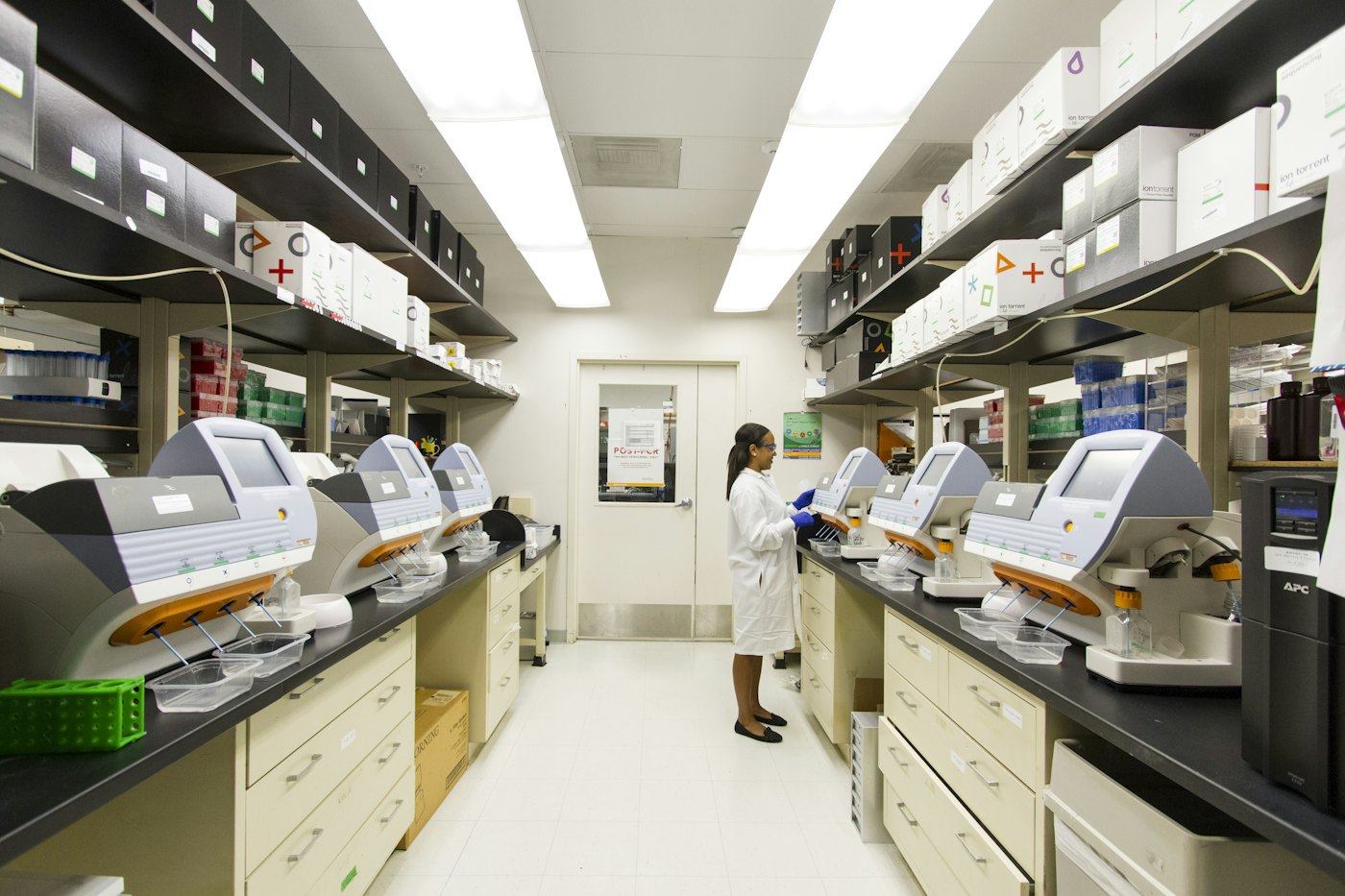 Clinical laboratory with automated analyzers